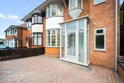 Stylish Four Bedroom House - Garden - Parking
