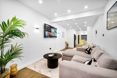 Stylish Four Bedroom House - Garden - Parking