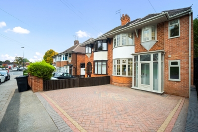 Stylish Four Bedroom House - Garden - Parking