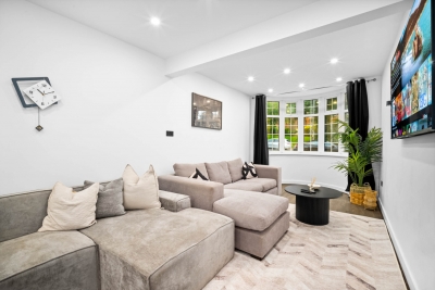 Stylish Four Bedroom House - Garden - Parking