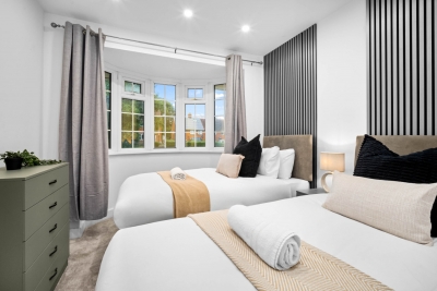 Stylish Four Bedroom House - Garden - Parking