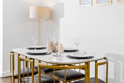 Stylish Four Bedroom House - Garden - Parking
