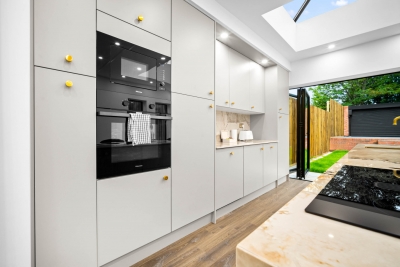 Stylish Four Bedroom House - Garden - Parking