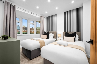 Stylish Four Bedroom House - Garden - Parking