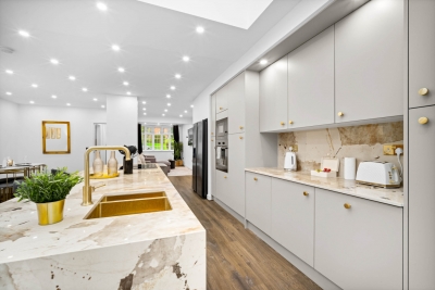 Stylish Four Bedroom House - Garden - Parking