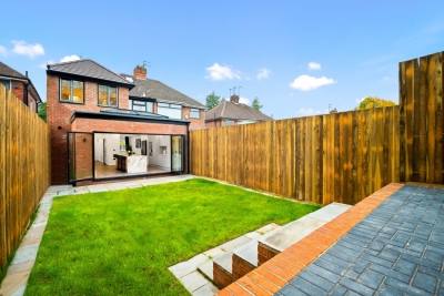 Stylish Four Bedroom House - Garden - Parking