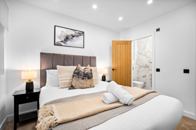 Stylish Four Bedroom House - Garden - Parking