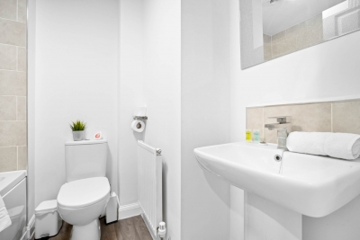 Charming 2-Bedroom Home with Garden & Driveway Parking