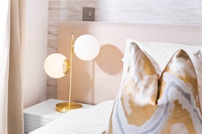Stylish Chinatown Two Bedrooms Apartment - Secure Parking - Balcony