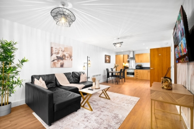 Stylish Chinatown Two Bedrooms Apartment - Secure Parking - Balcony