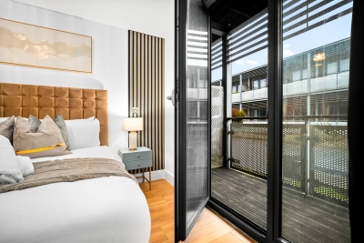 Stylish Chinatown Two Bedrooms Apartment - Secure Parking - Balcony