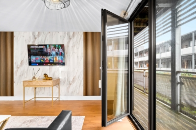 Stylish Chinatown Two Bedrooms Apartment - Secure Parking - Balcony