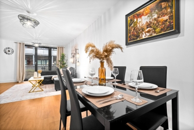 Stylish Chinatown Two Bedrooms Apartment - Secure Parking - Balcony