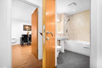 Stylish Chinatown Two Bedrooms Apartment - Secure Parking - Balcony