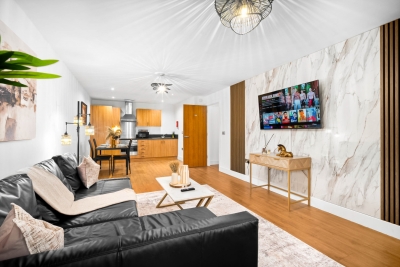 Stylish Chinatown Two Bedrooms Apartment - Secure Parking - Balcony