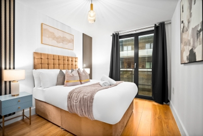 Stylish Chinatown Two Bedrooms Apartment - Secure Parking - Balcony