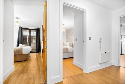 Stylish Chinatown Two Bedrooms Apartment - Secure Parking - Balcony