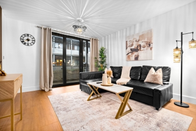 Stylish Chinatown Two Bedrooms Apartment - Secure Parking - Balcony