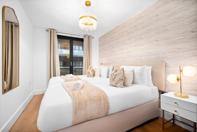 Stylish Chinatown Two Bedrooms Apartment - Secure Parking - Balcony