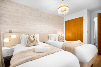 Stylish Chinatown Two Bedrooms Apartment - Secure Parking - Balcony