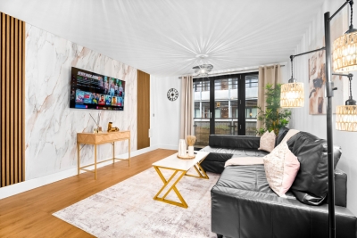 Stylish Chinatown Two Bedrooms Apartment - Secure Parking - Balcony