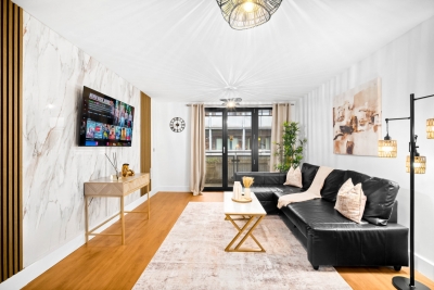 Stylish Chinatown Two Bedrooms Apartment - Secure Parking - Balcony