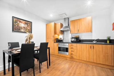 Stylish Chinatown Two Bedrooms Apartment - Secure Parking - Balcony