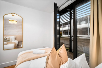 Stylish Chinatown Two Bedrooms Apartment - Secure Parking - Balcony