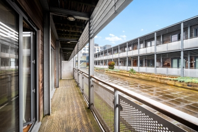 Stylish Chinatown Two Bedrooms Apartment - Secure Parking - Balcony