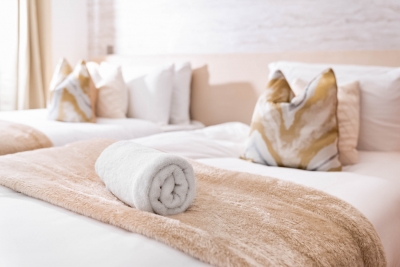 Stylish Chinatown Two Bedrooms Apartment - Secure Parking - Balcony