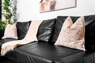 Stylish Chinatown Two Bedrooms Apartment - Secure Parking - Balcony