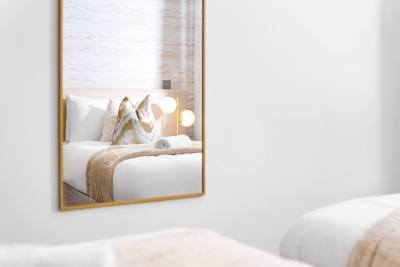 Stylish Chinatown Two Bedrooms Apartment - Secure Parking - Balcony