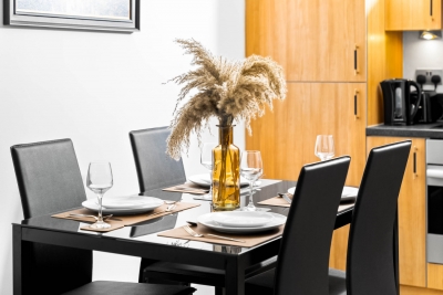 Stylish Chinatown Two Bedrooms Apartment - Secure Parking - Balcony