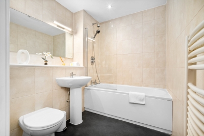 Stylish Chinatown Two Bedrooms Apartment - Secure Parking - Balcony