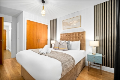 Stylish Chinatown Two Bedrooms Apartment - Secure Parking - Balcony