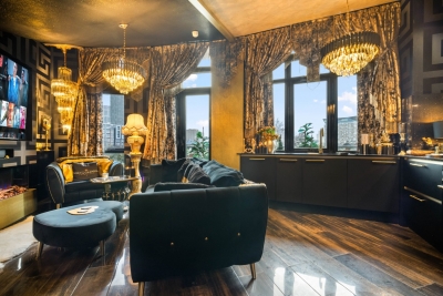 Spacious 2 Bed Apartment with Parking, Balcony & Private Bar Area - Bedroom TV