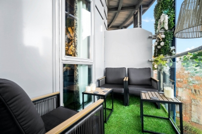 Spacious 2 Bed Apartment with Parking, Balcony & Private Bar Area - Bedroom TV
