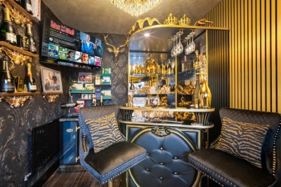 Spacious 2 Bed Apartment with Parking, Balcony & Private Bar Area - Bedroom TV