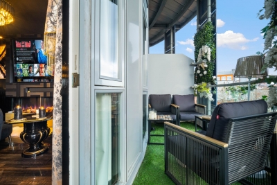 Spacious 2 Bed Apartment with Parking, Balcony & Private Bar Area - Bedroom TV
