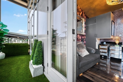 Spacious 2 Bed Apartment with Parking, Balcony & Private Bar Area - Bedroom TV