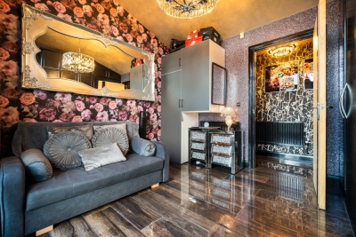 Spacious 2 Bed Apartment with Parking, Balcony & Private Bar Area - Bedroom TV