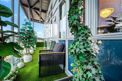 Spacious 2 Bed Apartment with Parking, Balcony & Private Bar Area - Bedroom TV