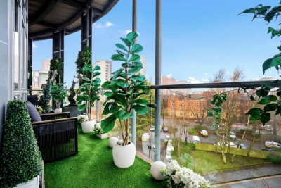 Spacious 2 Bed Apartment with Parking, Balcony & Private Bar Area - Bedroom TV
