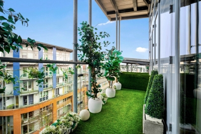 Spacious 2 Bed Apartment with Parking, Balcony & Private Bar Area - Bedroom TV