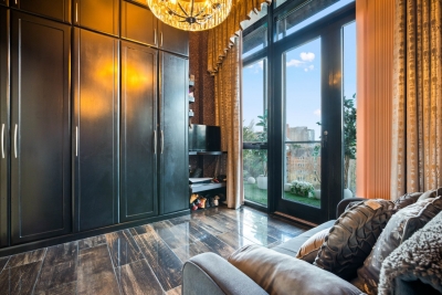 Spacious 2 Bed Apartment with Parking, Balcony & Private Bar Area - Bedroom TV