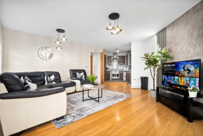 City Centre Apartment - Balcony - On Street Parking - Smart Tv & Neflix