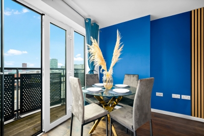 Luxe Two Bed Apartment - City Centre - Balcony & Parking