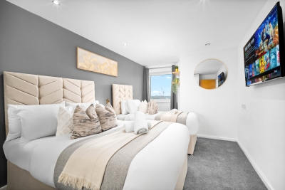 Luxe Two Bed Apartment - City Centre - Balcony & Parking