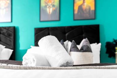Luxe Two Bed Apartment - City Centre - Balcony & Parking