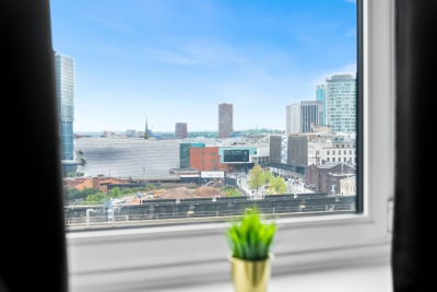Luxe Two Bed Apartment - City Centre - Balcony & Parking